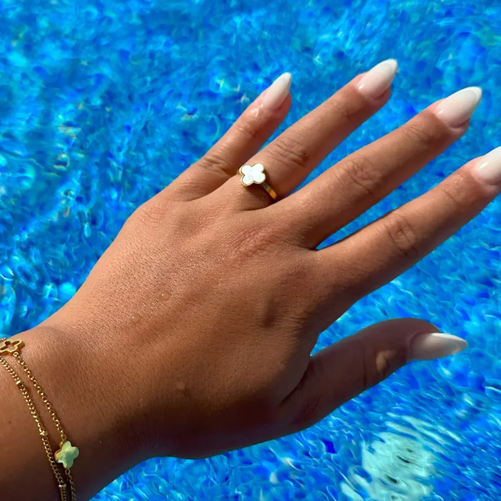 Clover Perlmutt Ring | 18K vergoldet